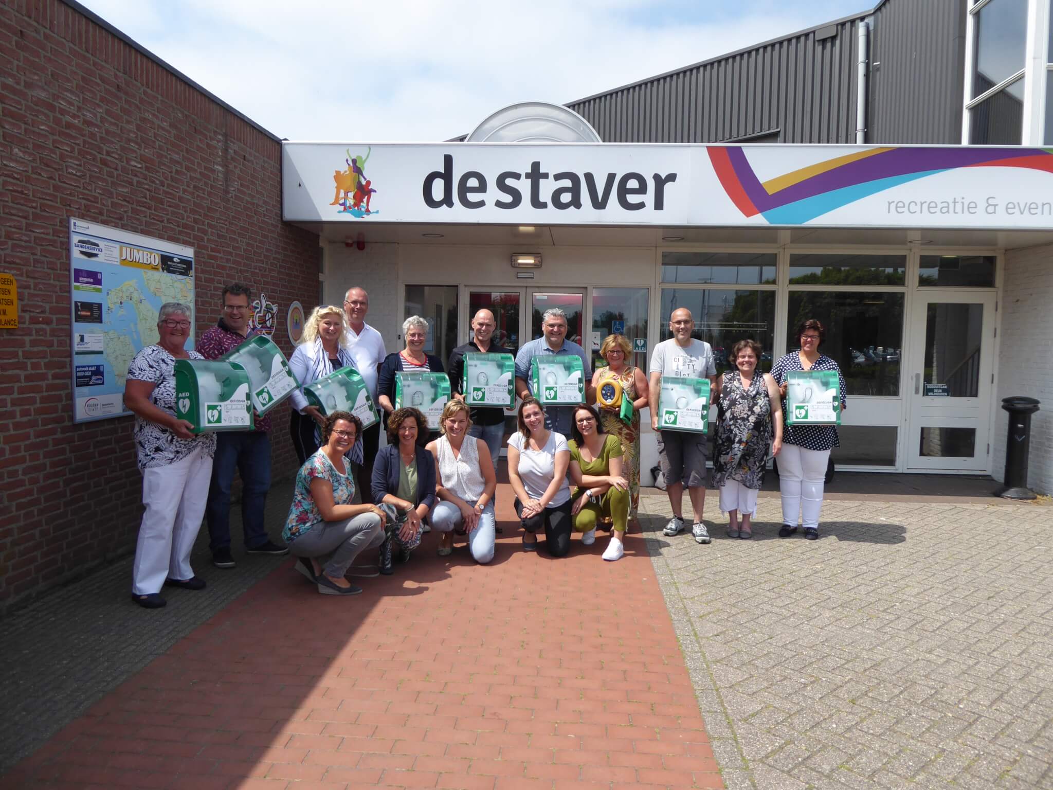 SRGO neemt AED buitenkasten in ontvangst van Ladies Circle 45