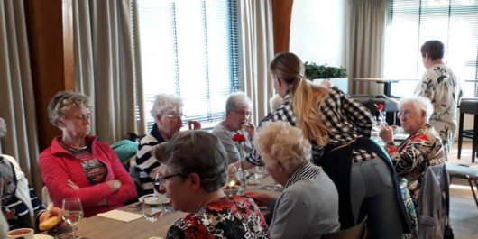 Diner in Oostdam voor deelnemers seniorenreis